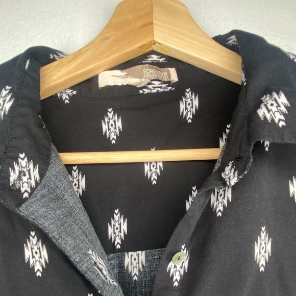 FOREVER 21 BLACK PATTERNED BLOUSE WITH SHIMMERING BUTTONS - Picture 2 of 3